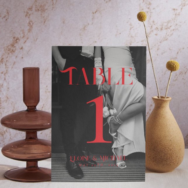 Numéro De Table Gras Rouge moderne noir et blanc Mariage photo (Make a striking statement at your reception with this bold photo table number card.)