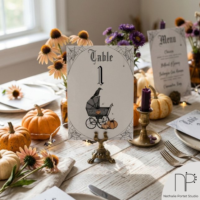 Numéro de table gris clair pour Baby Shower Hallow (Hand drawn Halloween baby carriage table number in light gray with a chic noir aesthetic)