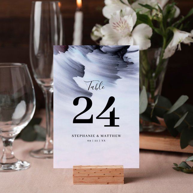 Numéro De Table Lavage à l'aquarelle noire abstraite pour mariage  (Modern black watercolor table number for your reception decor features minimalistic design.)
