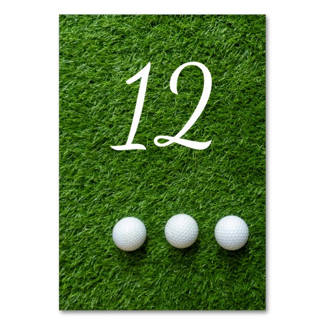 Numéro De Table Les balles de golf sont sur l'herbe verte (Par défaut)