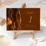 Numéro De Table Mariage d'agate Brown or orange brûlé<br><div class="desc">Le bord gauche de cette élégante carte de numéro de table mariage moderne comporte une bordure d'aquarelle orange brûlée,  recouverte d'une parties scintillant en faux or. Le texte personnalisable combine écriture manuscrite couleur or,  et polices italique et cuivre sur un arrière - plan brun noix de muscade riche.</div>