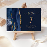 Numéro De Table Mariage d'âge bleu or de la marine moderne<br><div class="desc">Le bord gauche de cette élégante carte de numéro de table mariage moderne comporte une bordure marine couleur aquarelle ornée d'une parties scintillant en faux or. Le texte personnalisable combine écriture manuscrite de couleur or,  italique et cuivre sur un arrière - plan bleu marine.</div>