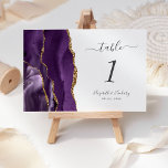 Numéro De Table Mariage d'âge d'or violet<br><div class="desc">Le bord gauche de cette élégante carte de numéro de table mariage moderne comporte une bordure d'aquarelle violette ornée d'une parties scintillant en faux or. Le texte personnalisable combine écriture manuscrite gris fusain,  italique et polices cuivre sur un arrière - plan blanc.</div>