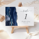 Numéro De Table Mariage d'âge en argent bleu marine<br><div class="desc">Le bord gauche de cette élégante carte de numéro de table mariage moderne comporte une bordure marine d'aquarelle bleu ornée d'une parties scintillant en faux argent. Le texte personnalisable combine écriture manuscrite gris fusain,  et polices italique et cuivre sur un arrière - plan blanc.</div>