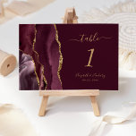Numéro De Table Mariage d'âge or de Bourgogne moderne<br><div class="desc">Le bord gauche de cette élégante carte de numéro de table mariage moderne comporte une bordure d'aquarelle bordeaux et ornée d'une parties scintillant en faux or. Le texte personnalisable combine écriture manuscrite de couleur or,  italique et cuivre sur un arrière - plan rouge bordeaux.</div>