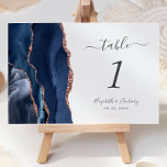 Numéro De Table Mariage d'âge or Rose bleu marine<br><div class="desc">Le bord gauche de cette élégante carte de numéro de table mariage moderne comporte une bordure marine bleue aquarelle ornée d'une parties scintillant en or rose faux. Le texte personnalisable combine écriture manuscrite gris fusain,  italique et polices cuivre sur un arrière - plan blanc.</div>