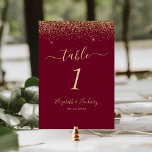 Numéro De Table Mariage de bord de Parties scintillant d'or rouge<br><div class="desc">Le bord supérieur de ce numéro de table mariage moderne élégant présente une conception de parties scintillant en faux or. Le texte personnalisable combine écriture manuscrite couleur or pâle,  cuivre et polices italiques sur un arrière - plan rouge bordeaux.</div>