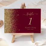 Numéro De Table Mariage de bord de Parties scintillant d'or rouge<br><div class="desc">Le bord gauche de ce numéro de table mariage moderne et élégant présente un style de parties scintillant en faux or. Le texte personnalisable combine écriture manuscrite couleur or pâle,  cuivre et polices italiques sur un arrière - plan rouge bordeaux.</div>