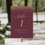 Numéro De Table Mariage de bord de Parties scintillant doré foncé<br><div class="desc">Le bord supérieur de ce numéro de table mariage moderne élégant présente une conception de parties scintillant en faux or. Le texte personnalisable combine écriture manuscrite couleur or pâle,  cuivre et polices italiques sur un arrière - plan bordeaux foncé.</div>