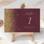 Numéro De Table Mariage de bord de Parties scintillant doré foncé<br><div class="desc">Le bord gauche de ce numéro de table mariage moderne et élégant présente un style de parties scintillant en faux or. Le texte personnalisable combine écriture manuscrite couleur or pâle,  cuivre et polices italiques sur un arrière - plan bordeaux foncé.</div>