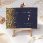 Numéro De Table Mariage de bord de Parties scintillant en or bleu<br><div class="desc">Le bord gauche de ce numéro de table mariage moderne et élégant présente un style de parties scintillant en faux or. Le texte personnalisable combine écriture manuscrite couleur or pâle,  cuivre et polices italiques sur un arrière - plan bleu foncé.</div>