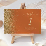 Numéro De Table Mariage de bord de Parties scintillant or orange b<br><div class="desc">Le bord gauche de ce numéro de table mariage moderne et élégant présente un style de parties scintillant en faux or. Le texte personnalisable combine écriture manuscrite couleur or pâle,  cuivre et polices italiques sur un arrière - plan orange brûlé.</div>