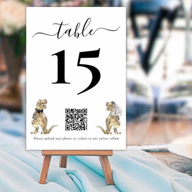 Numéro De Table Mariage de Dinosaures Code QR Noir & Blanc pour Ph (Dinosaur wedding photo qr code upload elegant script black and white custom table number card)