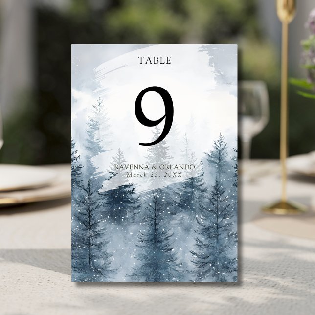 Numéro De Table Mariage de forêt de pins enneigée sous le brouilla (Créateur téléchargé)