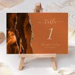 Numéro De Table Mariage de l'Agate d'or orange brûlé Numéro de tab<br><div class="desc">Le bord gauche de cette élégante carte de numéro de table mariage moderne comporte une bordure d'aquarelle orange brûlée,  recouverte d'une parties scintillant en faux or. Le texte personnalisable combine l'écriture manuscrite tan,  les polices italique et cuivre sur un arrière - plan orange brûlé.</div>