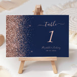 Numéro De Table Mariage de Parties scintillant d'or Rose bleu mari<br><div class="desc">Le bord gauche de cet élégant numéro de table mariage moderne présente une conception rose en faux parties scintillant or. Le texte personnalisable combine écriture rose rose,  cuivre et italique sur un arrière - plan bleu marine.</div>