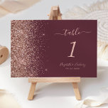 Numéro De Table Mariage de Parties scintillant dorée Rose foncé mo<br><div class="desc">Le bord gauche de cet élégant numéro de table mariage moderne présente une conception rose en faux parties scintillant or. Le texte personnalisable combine écriture rose pâle,  copperplate et polices italiques sur un arrière - plan bordeaux foncé.</div>