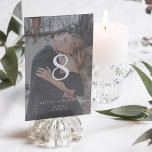 Numéro De Table Mariage de photo minimaliste moderne<br><div class="desc">Script de calligraphie classique simple chic texte noir et blanc gris superposition mariée et noms de mariés et photo personnalisées numéro de table mariage. Veuillez noter que pour commander des numéros différents, vous devez les customiser et les mettre dans le panier un par un (une carte sans 1, une autre...</div>
