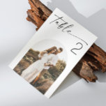 Numéro De Table Mariage de script minimaliste | Elégant Arc Photo<br><div class="desc">Ajoutez une touche personnelle et élégante à votre réception de mariage avec cette carte de numéro minimaliste moderne en noir et blanc. Doté d'une police de caractères stylisée et d'une possibilité d'inclure une photo d'arc, ce numéro de table est parfait pour les mariages contemporains, neutres ou boho. Idéal pour les...</div>