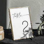 Numéro De Table Mariage de script moderne minimaliste noir et blan<br><div class="desc">Élevez votre décor mariage avec ce numéro minimaliste de table noir et blanc, avec une élégante typographie de script. Le design offre une esthétique propre et moderne, ce qui en fait un choix polyvalent pour différents thèmes mariages, y compris les styles contemporain, rustique ou classique. Idéal pour les couples à...</div>