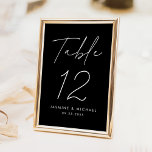 Numéro De Table Mariage de script noir et blanc minimaliste modern<br><div class="desc">Cartes de numéro de table mariage simple et moderne avec "Table" affichées dans un script blanc manuscrit avec un arrière - plan noir (ou une couleur de votre choix). Pour commander les cartes de table en noir et blanc : ajoutez votre nom, votre date de mariage et votre numéro de...</div>