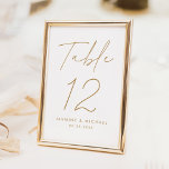 Numéro De Table Mariage de script or minimaliste moderne<br><div class="desc">Cartes numériques simples et modernes de table mariage avec "Table" affichées dans un script d'or manuscrit avec un arrière - plan blanc (ou une couleur de votre choix). Pour commander les cartes de table mariage or : ajoutez votre nom, votre date de mariage et votre numéro de table. Chaque numéro...</div>
