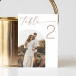Numéro De Table Mariage de script rose | Photo minimaliste d'arc<br><div class="desc">Ajoutez une touche douce et romantique à votre réception de mariage avec cette carte de numéro de table élégante avec un script rose vif et une photo d'arc personnalisée. Conçu dans un style minimaliste, ce numéro de table rose rose doux est parfait pour les mariages à thème blush, boho ou...</div>