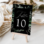Numéro De Table Mariage de verdure abondante<br><div class="desc">Cartes de table élégantes et botaniques mariage portant le numéro de table nichées dans un cadre rectangulaire entouré d'eucalyptus, de fougères et d'autres riches espaces verts avec un arrière - plan noir. Personnalisez le numéro de chaque carte de table et ajoutez-le à votre panier. Conçu pour coordonner avec notre collection...</div>
