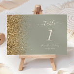 Numéro De Table Mariage Edge Parties scintillant or moderne Sage G<br><div class="desc">Le bord gauche de ce numéro de table mariage moderne et élégant présente un style de parties scintillant en faux or. Le texte personnalisable combine écriture ivoirienne,  copperplate et polices italiques sur un arrière - plan vert sage.</div>