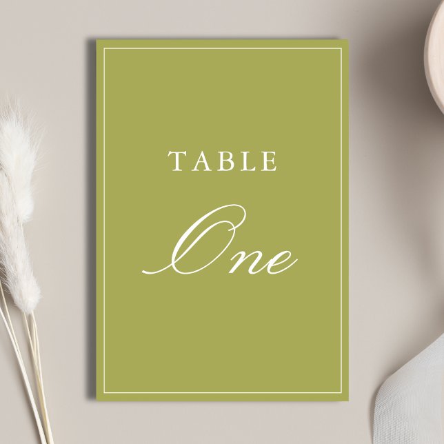 Numéro De Table Mariage élégant à l'écriture verte olive (Elegant olive green wedding table numbers help guests find their seats with style.)