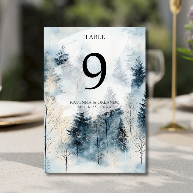 Numéro De Table Mariage en forêt de pins enneigée dans le brouilla (Créateur téléchargé)