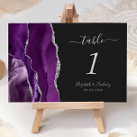 Numéro De Table Mariage foncé d'âge d'argent violet<br><div class="desc">Le bord gauche de cette élégante carte de numéro de table mariage moderne comporte une bordure d'aquarelle violette ornée d'une parties scintillant en faux argent. Le texte personnalisable associe écriture gris argent,  italique et polices cuivre sur un arrière - plan non noir.</div>