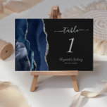 Numéro De Table Mariage foncé de l'agate en argent bleu marine<br><div class="desc">Le bord gauche de cette élégante carte de numéro de table mariage moderne comporte une bordure marine d'aquarelle bleu ornée d'une parties scintillant en faux argent. Le texte personnalisable associe écriture gris argent,  italique et polices cuivre sur un arrière - plan non noir.</div>