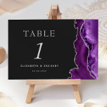 Numéro De Table Mariage foncé en argent gris mauve<br><div class="desc">Le bord droit de cette élégante carte de numéro de table mariage moderne comporte une bordure d'aquarelle violette ornée d'une parties scintillant en faux argent. Le texte personnalisable combine des polices de serif romaine gris argenté,  italique et cuivre sur un arrière - plan non noir.</div>