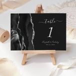Numéro De Table Mariage foncé moderne en argent noir<br><div class="desc">Le bord gauche de cette élégante carte de numéro de table mariage moderne comporte une bordure en aquarelle noire,  ornée d'une parties scintillant en faux argent. Le texte personnalisable associe écriture gris argent,  italique et polices cuivre sur un arrière - plan non noir.</div>