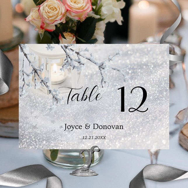 Numéro De Table Mariage hivernal à lanterne de neige mousseuse (Winter table number card featuring a candle lit lantern in sparkling snow)
