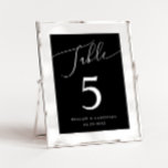Numéro De Table Mariage minimal noir<br><div class="desc">Numéro de table de mariage minimal et élégant avec texte de script moderne qui dit "Table" en haut sur un arrière - plan noir.</div>