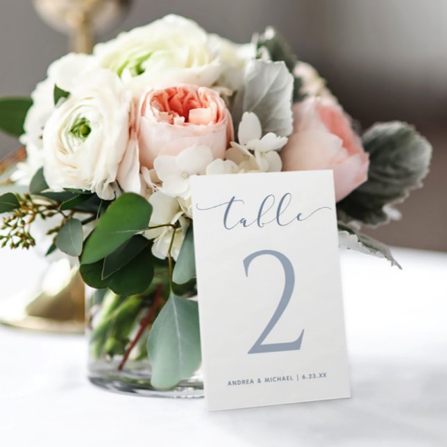Numéro De Table Mariage Moderne Élastique Calligraphié Bleu Poussi (Dusty Blue 3.5x5 table numbers)