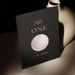 Numéro De Table Mariage noir minimaliste | Lune mystique<br><div class="desc">Présentez une touche d'élégance céleste à votre réception de mariage avec cette carte de numéro de table sophistiquée. Doté d'une délicate lune rose vif et dressée contre un arrière - plan noir profond, ce design dégage un charme mystique qui complète à la fois les thèmes mariages modernes et bohèmes. La...</div>
