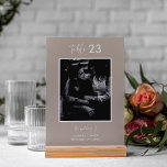 Numéro De Table Mariage photo de script de calligraphie minimal<br><div class="desc">Carte de numéro de table du Mariage de script de calligraphie neutre minimale, customisez ce produit avec le numéro de table dont vous avez besoin et votre image de choix ainsi que les noms et la date du mariage. Aussi disponible en option design sans image et en noir et blanc...</div>