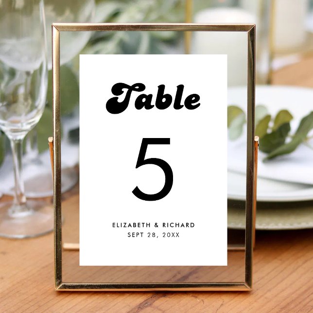 Numéro De Table Mariage Rétro Chic Noir & Blanc (Stylish retro black and white table number adds charm while guiding guests to their seats elegantly)