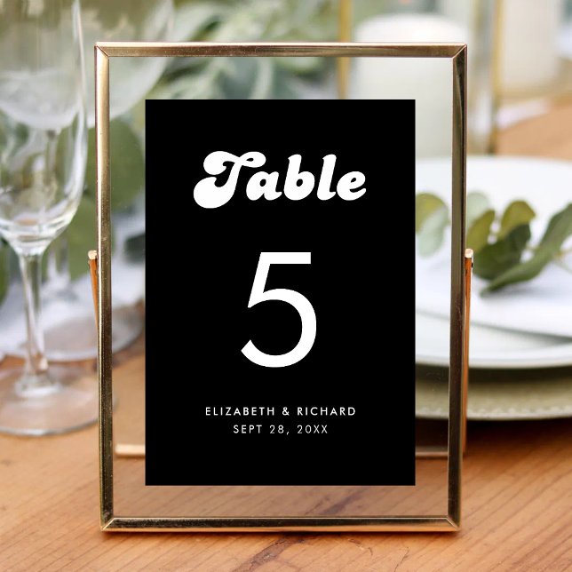 Numéro De Table Mariage Rétro Chic Noir et Blanc (Stylish retro black and white table number adds charm while helping guests find seats easily)