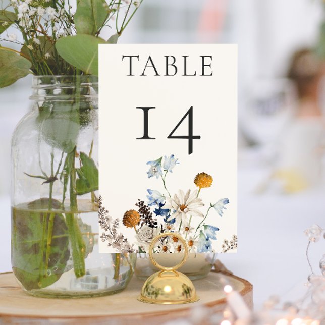 Numéro De Table Mariage Rustique Fleurs Sauvages et Marguerites Bl (Rustic Dusty Blue Wildflowers & Daisies Wedding Table Number)