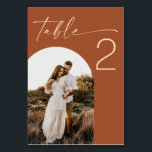 Numéro De Table Mariage Sienne. Photo Minimaliste Moderne Terracot<br><div class="desc">Un numéro de table moderne avec photo qui garde votre disposition de réception propre et facile à lire. La mise en page combine un numéro de table avec une photo en arc, ajoutant une touche personnelle sans donner l'impression que le design est chargé. Cela fonctionne bien avec différents styles de...</div>