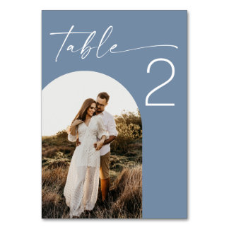 Numéro De Table Mariage sur la plage bleu poussiéreux. Photo de bo