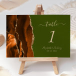 Numéro De Table Mariage vert d'olive orange brûlé<br><div class="desc">Le bord gauche de cette élégante carte de numéro de table mariage moderne comporte une bordure d'aquarelle orange brûlée,  recouverte d'une parties scintillant en faux or. Le texte personnalisable associe écriture brune,  italique et polices de cuivre sur un arrière - plan vert olive.</div>