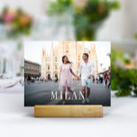 Numéro De Table Mariage Voyage Destination Photo & Nom<br><div class="desc">Ajoutez une touche de finition spéciale à vos tables d'accueil de mariage avec ces cartes de nom de table photo personnalisées. Nommez chaque table après une destination de voyage mémorable et ajoutez une photo et le nom de la destination. Votre photo apparaît en fond saigné avec le nom de l'emplacement...</div>