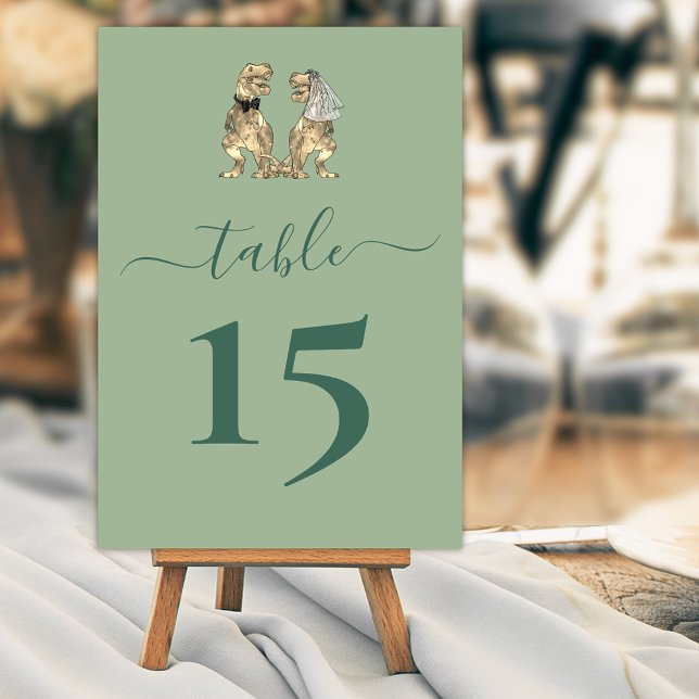 Numéro De Table Mariés Dinosaures Sage Vert pour Mariage (Dinosaur bride & groom Jurassic wedding sage green & dark green custom table number card elegant)
