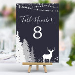Numéro De Table Marine des cerfs de bois<br><div class="desc">Guidez vos invités à leurs sièges avec une touche d'élégance hivernale. Ces numéros de table, avec un cerf majestueux au milieu d'un bois enneigé, ajoutent une touche de charme rustique à votre réception. La bordure bleue de la marine complète la scène naturelle, créant une touche sophistiquée. Chaque numéro de table...</div>