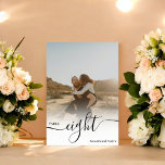 Numéro De Table Masque blanc chic noms de script photos mariage<br><div class="desc">Simple superposition de table de mariage noir,  avec une photo de couverture blanche,  et ajouter votre photo à l'arrière pour un mariage garder le saké.</div>